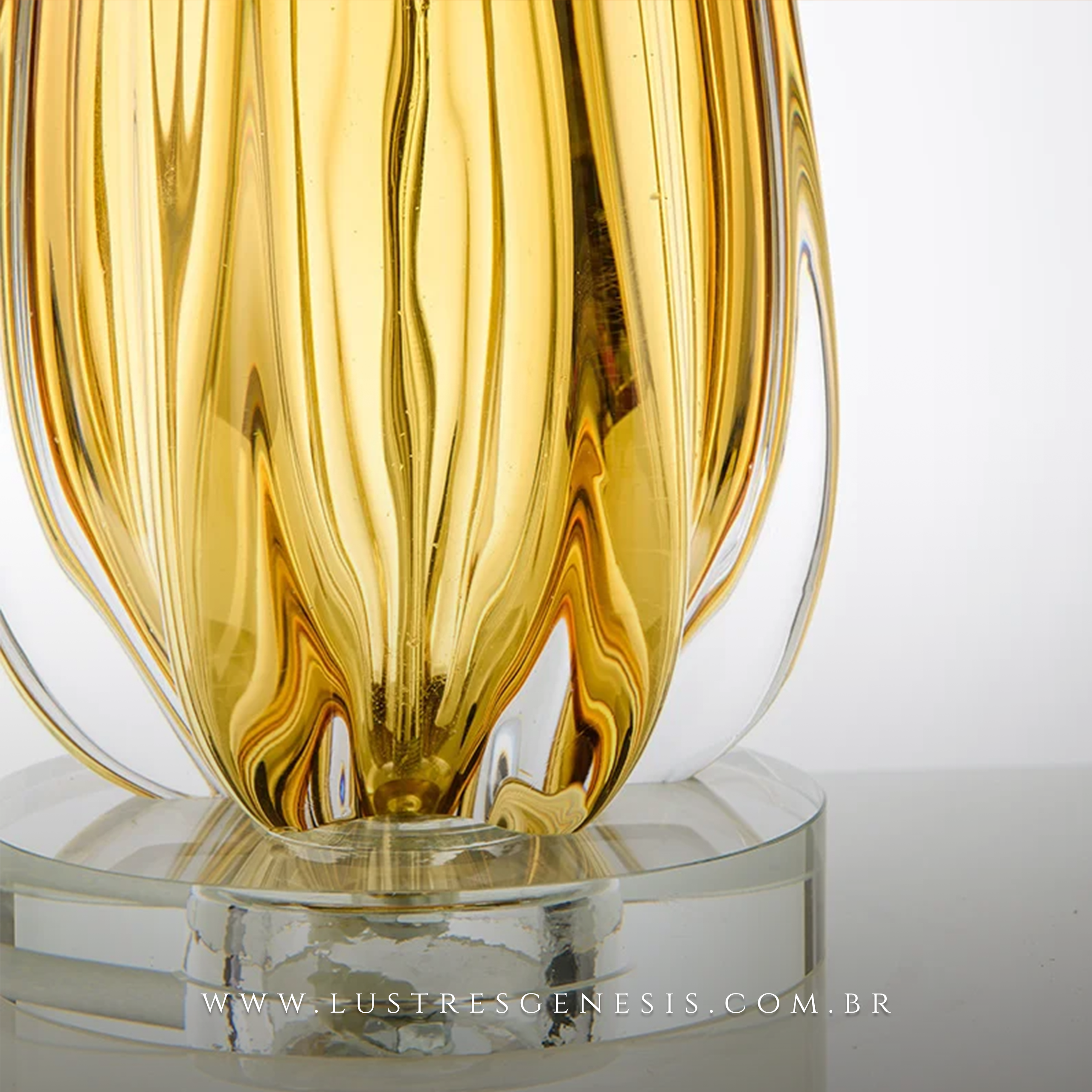 Abajur Roma com base de vidro dourado e cúpula branca, ideal para quartos e escritórios, produto Lux Lustres.